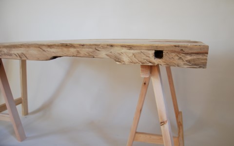 Rustikt bord av gamla golvbrädor